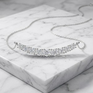 Collier pendentif barre incurvée serti de pierres rondes brillantes 1.00CTW - Product Image 2