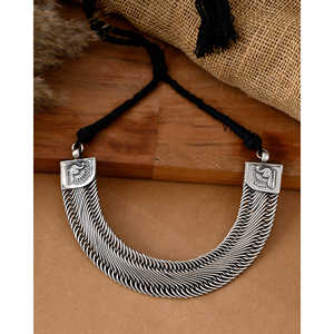 Collar Meera Jaipur Vamika Silver Power: un accesorio de moda elegante y llamativo - Product Image 1