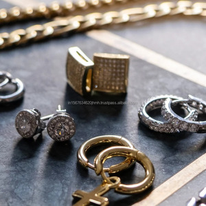 Dévoilez l'élégance intemporelle avec nos boucles d'oreilles de luxe en or 18 carats avec diamants fabriqués avec précision et brillance certifiée - Product Image 4