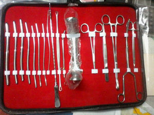 Kit médical gynécologique DNC : Ensemble d'instruments chirurgicaux manuels et électriques en acier inoxydable, ciseaux, spéculums et dilatateurs - Product Image 4