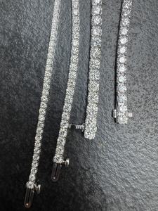Pulsera de tenis clásica para mujer en plata de ley 925 con moissanita de corte brillante, engaste de garras con baño de rodio y cierre seguro - Product Image 3