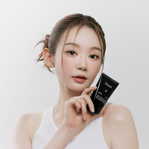 Crème pour le visage boostante d'éclat à la niacinamide et à l'alpha arbutine - Product Image 1
