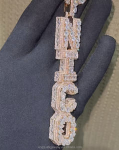 จี้ตัวอักษรสั่งทำพิเศษทรงยาวประดับเพชรโมอิสซาไนต์ เงินแท้ 925 ชุบทอง สไตล์ฮิปฮอป แฟชั่นจี้แนวตั้งสำหรับผู้ชาย - Product Image 3