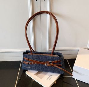 Sac à bandoulière décontracté en cuir compact - Product Image 3