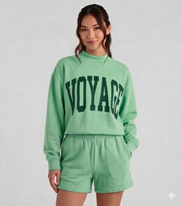 Ensemble court col roulé en tissu doux pour femme – Tenue deux pièces confortable et chaude, coupe décontractée pour l'hiver, style uni - Product Image 1