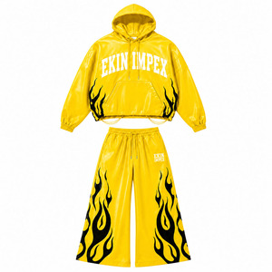 Ensemble deux pièces streetwear pour homme : survêtement en cuir PU jaune avec logo personnalisé, sweat à capuche imprimé flamme noire et pantalon large ample - Product Image 3