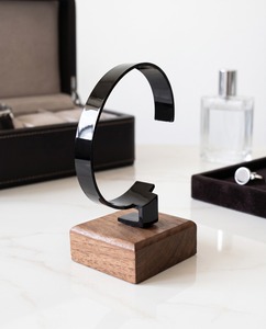 Atractivo Expositor de Relojes de Acrílico con Base de Madera: Diseño Excepcional - Product Image 6