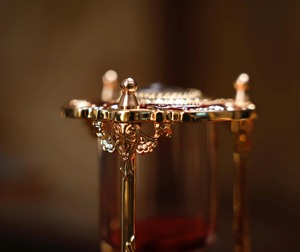 Magnifique Sablier Doré de Designer avec Détails en Cristal et Sable Rouge pour Cadeau de Pendaison de Crémaillère et Décoration Intérieure Minimaliste - Product Image 2