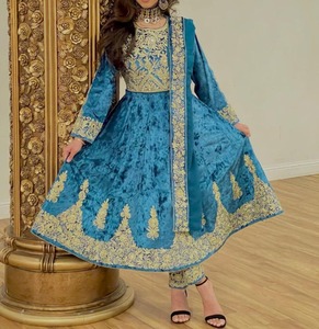 Ensemble robe en velours bleu brodé avec manches longues et motifs dorés pour femmes, style pakistanais, vêtements d'hiver - Product Image 3