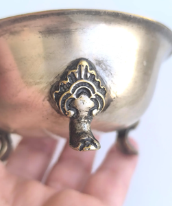 Bol à pieds vintage en métal argenté, décoré de motifs floraux en relief, plat de présentation antique orné avec poignée, pour décoration de table - Product Image 2