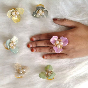 Nouvelle bague florale avec perles - Bijoux d'été colorés - Bague ajustable motif fleur - Accessoire féminin fleur pastel - Product Image 1