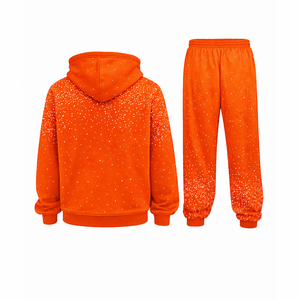 Conjunto deportivo de hombre con sudadera con capucha y pantalones de chándal con pedrería naranja brillante, con cremallera, estilo urbano, informal y deportivo. - Product Image 3