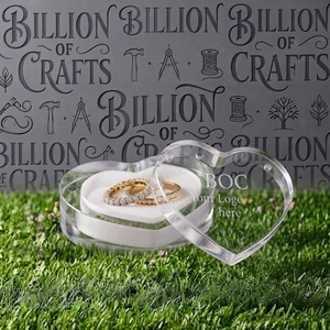 Caja de Exhibición de Anillos con Forma de Corazón Personalizada, Impresión Digital en Acrílico, Tema de Amor, Soporte Transparente para Joyas, Decoración para Mesa de Boda - Product Image 1