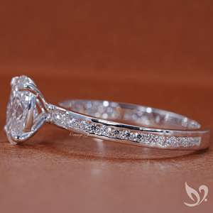 แหวนเพชรทรงรี 1 กะรัต เพาะเลี้ยงในห้องปฏิบัติการ พร้อมใบรับรอง IGI ตัวเรือนทองคำขาว 10K แบบฝังเพชรเรียงแถว - Product Image 2