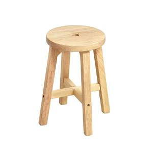 Tabouret en bois adapté aux petits espaces, conçu pour s'adapter aux zones compactes tout en garantissant le confort - Product Image 2