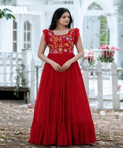 Vestido largo rojo bordado para mujer, cuello cuadrado, manga corta, traje de boda, estilo India Pakistán AARVI 85876 - Product Image 1