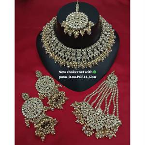 Parure de bijoux ethniques plaqués or pour mariée, avec collier ras-du-cou perlé en zircon et imitation perle, Maang Tikka et boucles d'oreilles pour mariage - Product Image 4