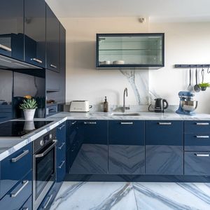 Juego de Gabinetes de Cocina de Madera Azul Oscuro con Acabado Brillante, Estándar E0, con Isla, para Proyectos de Villas, Fácil de Limpiar - Product Image 4