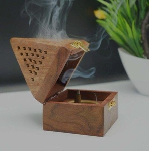 Modern Ceramic Incense Burner with Arabic Pattern and Gold Accents for Aromatherapy Use - Product Image 3