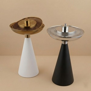 เตาเผาเครื่องหอมทรงกรวยโลหะแบบอาหรับ ทำด้วยมือ พร้อมลายตาข่ายด้านบน ใช้สำหรับใส่ก้านไม้หอมแบบพกพา เหมาะสำหรับบ้านสไตล์ตะวันออกกลางที่หรูหรา - Product Image 3