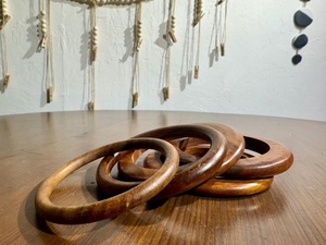 Ensemble de bracelets joncs en bois massif, sertissage clos, tendance, poli, rond, grain naturel, unisexe, idéal pour offrir - Product Image 4
