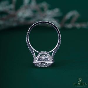 Anillo de Compromiso de Lujo con Diamante Cultivado en Laboratorio con Certificación IGI, Corte Cojín, Halo y Banda con Micro Pavé, Chapado en Oro de 9/10/14/18K para Mujer - Product Image 6