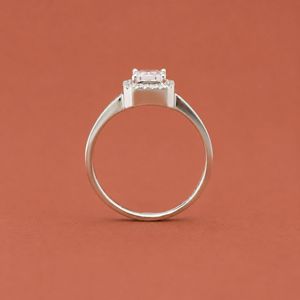 Anillo de compromiso de plata S925 con moissanita de corte esmeralda, banda ancha plana y halo, anillo llamativo para boda - Product Image 4