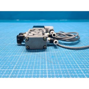 Vanne solénoïde Hitachi M-501AW 5 ports, utilisée comme pièce détachée pour équipement semi-conducteur d'époque - Product Image 4