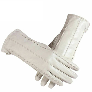 Gants de dressing haute performance conçus pour un look de mode haut de gamme avec des matériaux doux et des détails de style raffinés - Product Image 3
