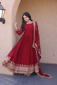 Robe de soirée ethnique en soie brodée de sequins et de diamants faits main, avec dupatta et manches longues, idéale pour mariage, à prix abordable - Product Image 4