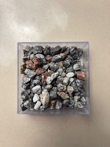 Granulats de pierre naturelle concassée et lavée en granit, couleurs noir, rouge, gris, pour usage extérieur, jardin et construction de terrazzo - Product Image 1