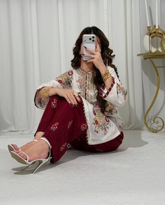 OFERTA ESPECIAL DE FESTIVAL: Tela de Georgette Sintética con Lentejuelas y Bordado, Kurti Tradicional, Dupatta y Pantalón con Bordado para Fiesta - Product Image 3