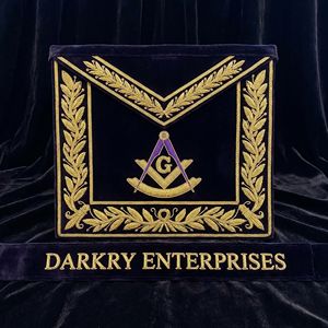 Tablier de cérémonie maçonnique bleu roi en velours, fait main et personnalisé, avec broderie en fil de soie et cordons métalliques, pour hommes - Product Image 5