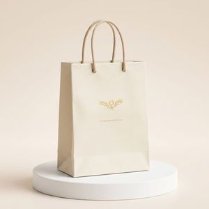 Sac de shopping en papier kraft de luxe avec logo estampé à chaud en or, poignées torsadées, recyclable pour usage professionnel - Product Image 1