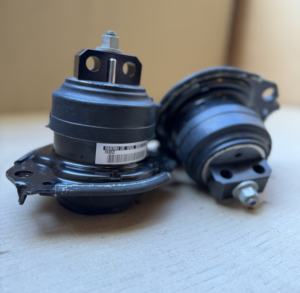 Support moteur central MOPAR d'origine en gros pour Fiat 124 Spider (1966-1985) – Pièce auto en métal et caoutchouc - Product Image 1