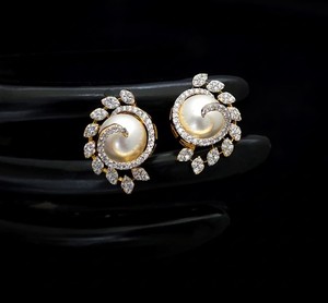 Pendientes de Perlas Chapados en Oro con Hojas de Circonita Corte Marquesa para Mujer, Ideales para Bodas y Fiestas - Product Image 1