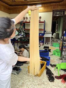 ผมแท้สีบลอนด์ 613 แบบเวอร์จิ้น  จัดเรียงเกล็ดผม  แบบเป็นมัด  พร้อมผมปิดหน้าผากสีบลอนด์ 613 แบบเวอร์จิ้น  แบบเป็นมัด  พร้อมแผ่นปิดผม - Product Image 4