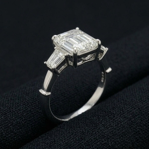 แหวนหมั้นเพชรทรงเหลี่ยมมรกตทองคำขาว 14K สุดหรู ดีไซน์คลาสสิกแบบหนามเตย เครื่องประดับชั้นดีสำหรับผู้หญิง - Product Image 2