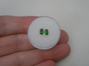 Par de Gemas Naturales de Diopsido Verde Cromado, Facetadas, Ovaladas, de 5x3mm Cada Una - Product Image 4