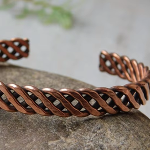 Bracelet élégant en cuivre et laiton fait main, bijoux artisanaux de qualité supérieure pour hommes et femmes - Product Image 1