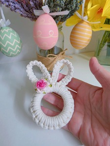 Anillo de servilleta de macramé hecho a mano con forma de conejo, ideal para fiestas infantiles, baby shower y decoración de Pascua, venta al por mayor desde India. - Product Image 3