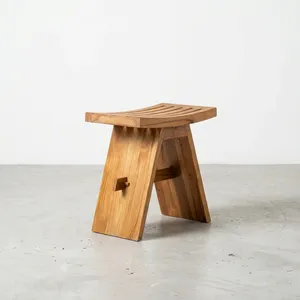 Tabouret d'extérieur minimaliste en bois massif avec assise à lattes, mobilier de jardin durable - Product Image 5