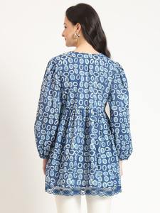 Blusa Elegante Azul con Cuello en V para Mujer, Diseño Minimalista para Oficina y Estilo Casual, Disponible para la Venta - Product Image 6