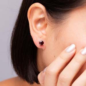 Boucles d'oreilles clous en rubis taille ronde, or massif 14 carats serti à griffes, pour femme, bijoux de luxe, pierre de naissance de juillet - Product Image 5