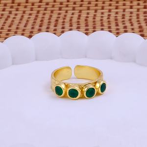 Anillo Ajustable de Acero Inoxidable Chapado en Oro con Ónix Verde, Engaste de Bisel Hecho a Mano, Anillo Moderno con Múltiples Piedras - Product Image 1