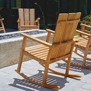 Fauteuil à bascule d'extérieur en teck moderne avec dossier haut à lattes verticales - Product Image 3