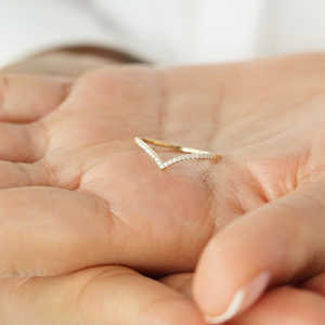 Nuevo Anillo Apilable de Moissanita Cúbica con Diseño Curvo, Corte Delicado de Plata Esterlina 925, Anillo de Lujo con Engaste Pavé y Baño de Oro - Product Image 4