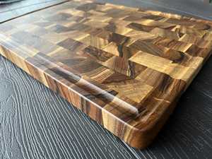 Planche à découper de cuisine en teck massif recyclé, faite à la main, design à grain de bois traversant, rainure pour jus, écologique, compatible lave-vaisselle, épaisseur 1,5 cm - Product Image 6