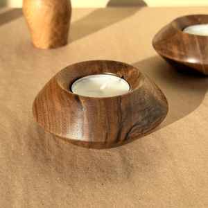 Porte-bougie artisanal en bois, mettant en valeur la beauté du bois naturel et une lumière chaleureuse, idéal pour les espaces de détente paisibles - Product Image 1