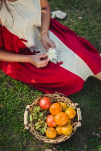 Robe midi sans manches en mousseline rouge avec col bijou et taille naturelle pour tenue décontractée d'été, robe de soirée décontractée d'été - Product Image 2